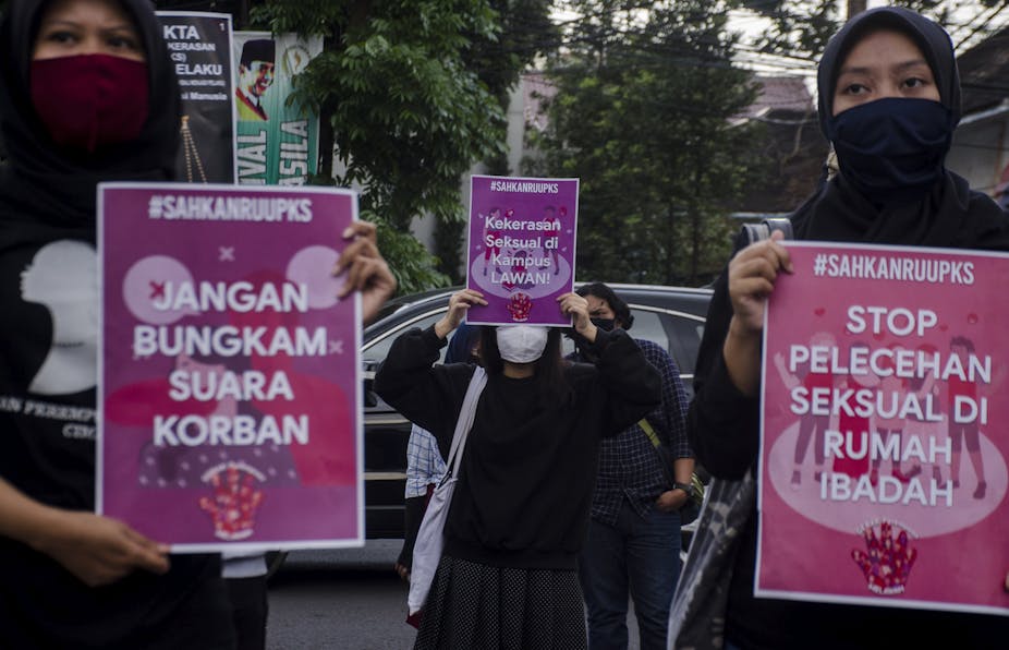 Tiga perempuan membawa poster mendukung RUU PKS