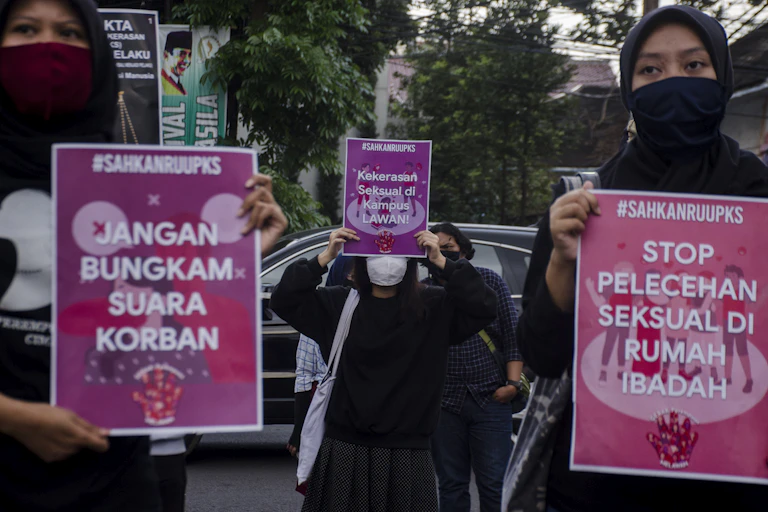 Tiga perempuan membawa poster mendukung RUU PKS