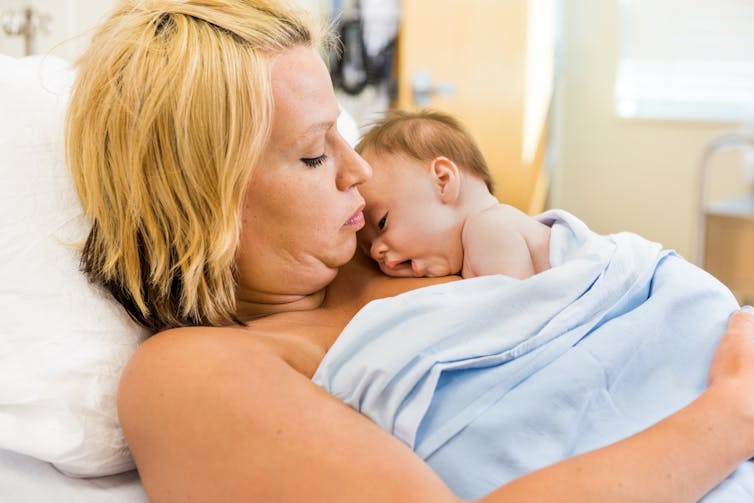 A mother and baby practising skin-to-skin contact