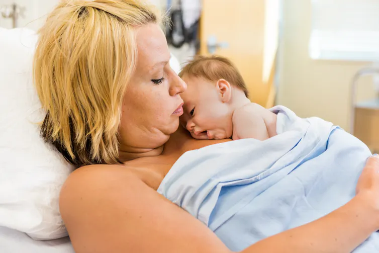 A mother and baby practising skin-to-skin contact
