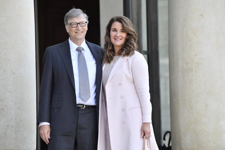 Bill and Melinda Gates smiling for cameras in front of the Elysee Palace in 2017