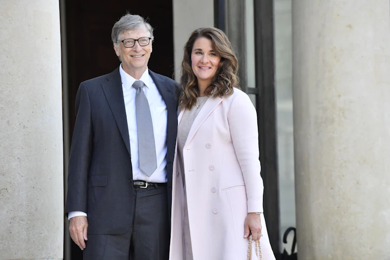Bill and Melinda Gates smiling for cameras in front of the Elysee Palace in 2017
