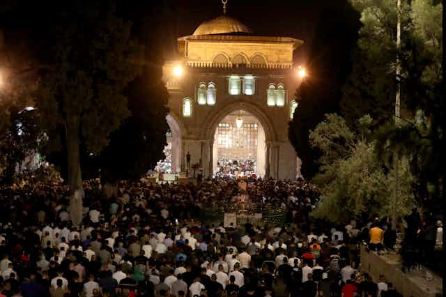 Des milliers de Palestiniens devant le mosquée Al-Aqsa à Jerusalem