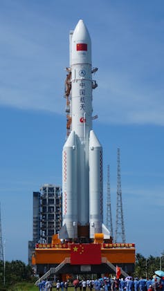 Een grote witte raket op een lanceerplatform.