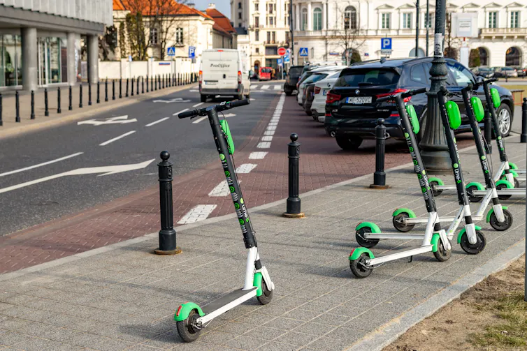 Des trottinettes en libre-service stationnées sur le trottoir