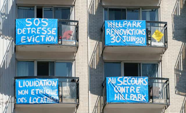Des pancartes sur des balcons