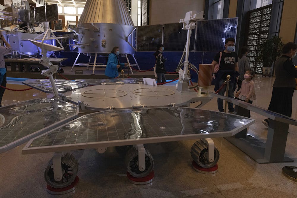 சீனாவின் ஜுராங் ரோவர் வெற்றிகரமாக செவ்வாயில் தரையிறங்கியது 4 சீனாவின் ஜுராங் ரோவர் வெற்றிகரமாக செவ்வாயில் தரையிறங்கியது