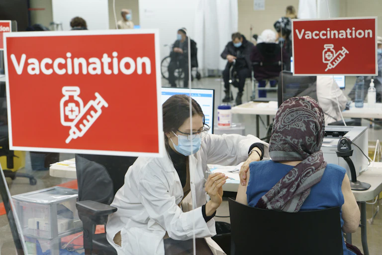 Une femme reçoit son vaccin lors d'une clinique de vaccination au Stade olympique.