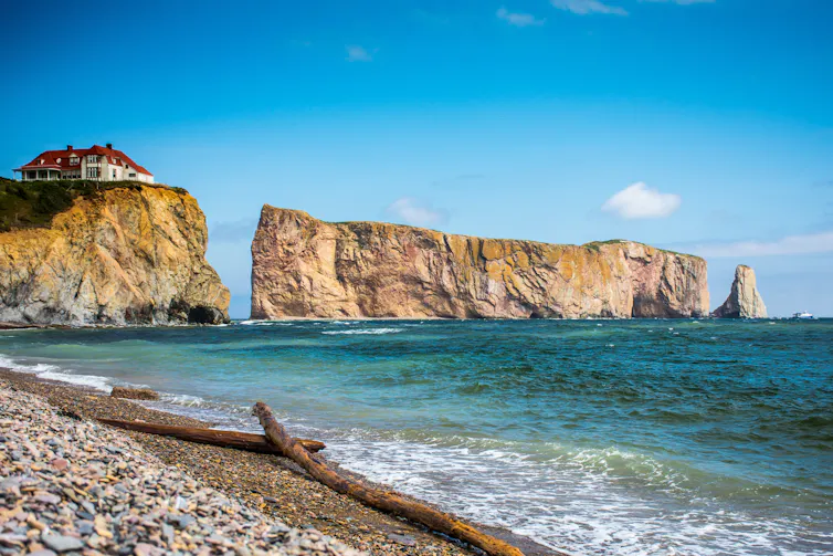Une plage à Percé, en Gaspésie, avec le rocher percé en arrière-plan