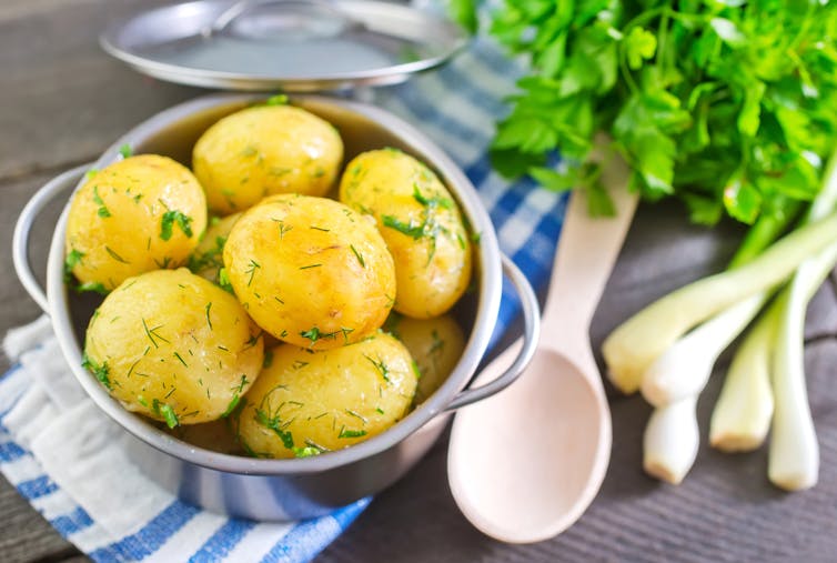 Un bol de pommes de terre bouillies avec de l’aneth frais sur le dessus