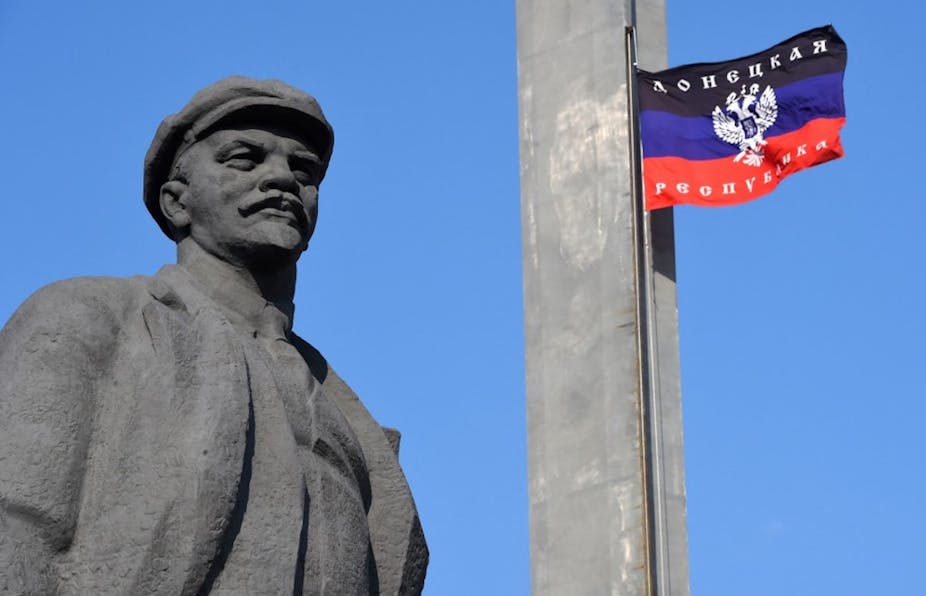 Statue de Lénine et drapeau de la République populaire de Donetsk