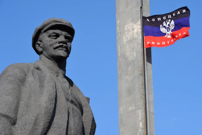 Statue de Lénine et drapeau de la République populaire de Donetsk