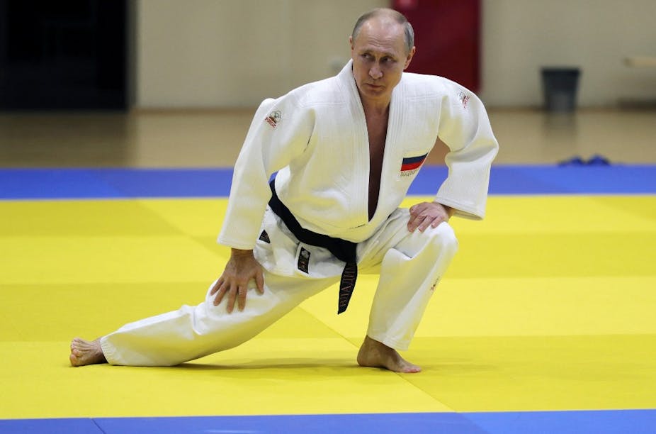 Vladimir Poutine participe à une séance d'entraînement avec les membres de l'équipe nationale russe de judo à Sotchi, le 14 février 2019.