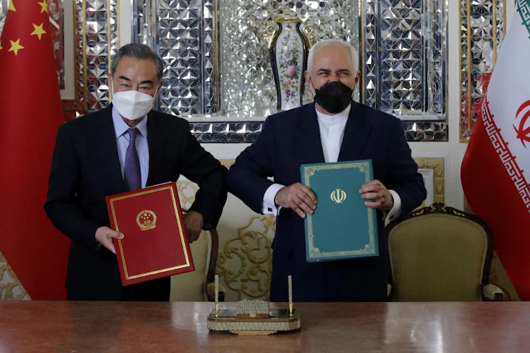 Le ministre iranien des Affaires étrangères, Mohammad Javad Zarif, et son homologue chinois, Wang Yi