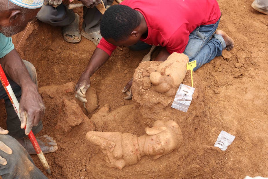 Workers excavating Nok figurines at Ifana 3 site 