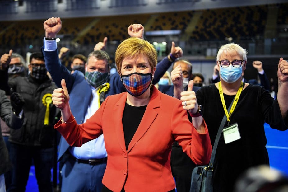 Nicola Sturegon célèbre la victoire du SNP