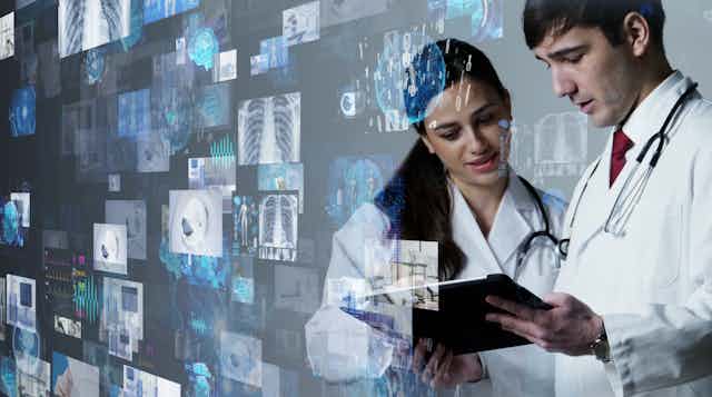 Deux médecins observent des données sur un écran.