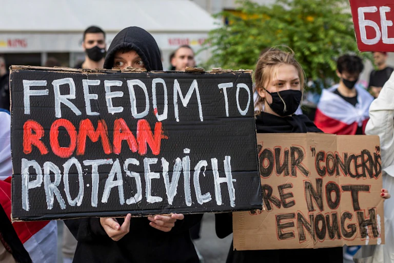Manifestation devant les bureaux de la Commission européenne à Varsovie, le 24 mai 2021, pour demander la libération de l'opposant biélorusse Roman Protassevitch
