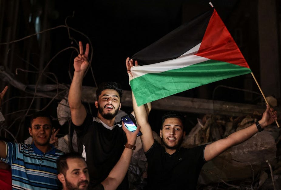 Palestiniens brandissant un drapeau