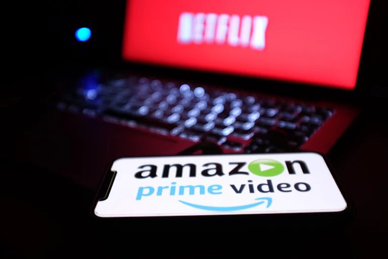 Deux écrans avec les logos d'Amazon et de Netflix.