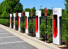 Estación de recarga con supercargadores de Tesla
