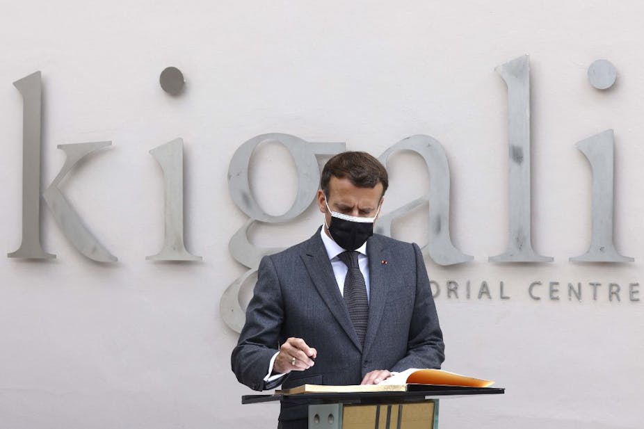 Emmanuel Macron signe le livre d'or du Mémorial de Kigali, le 27 mai 2021.
