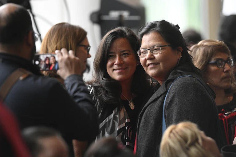 Jody Wilson-Raybould se fait prendre en photo en compagnie d'une femme