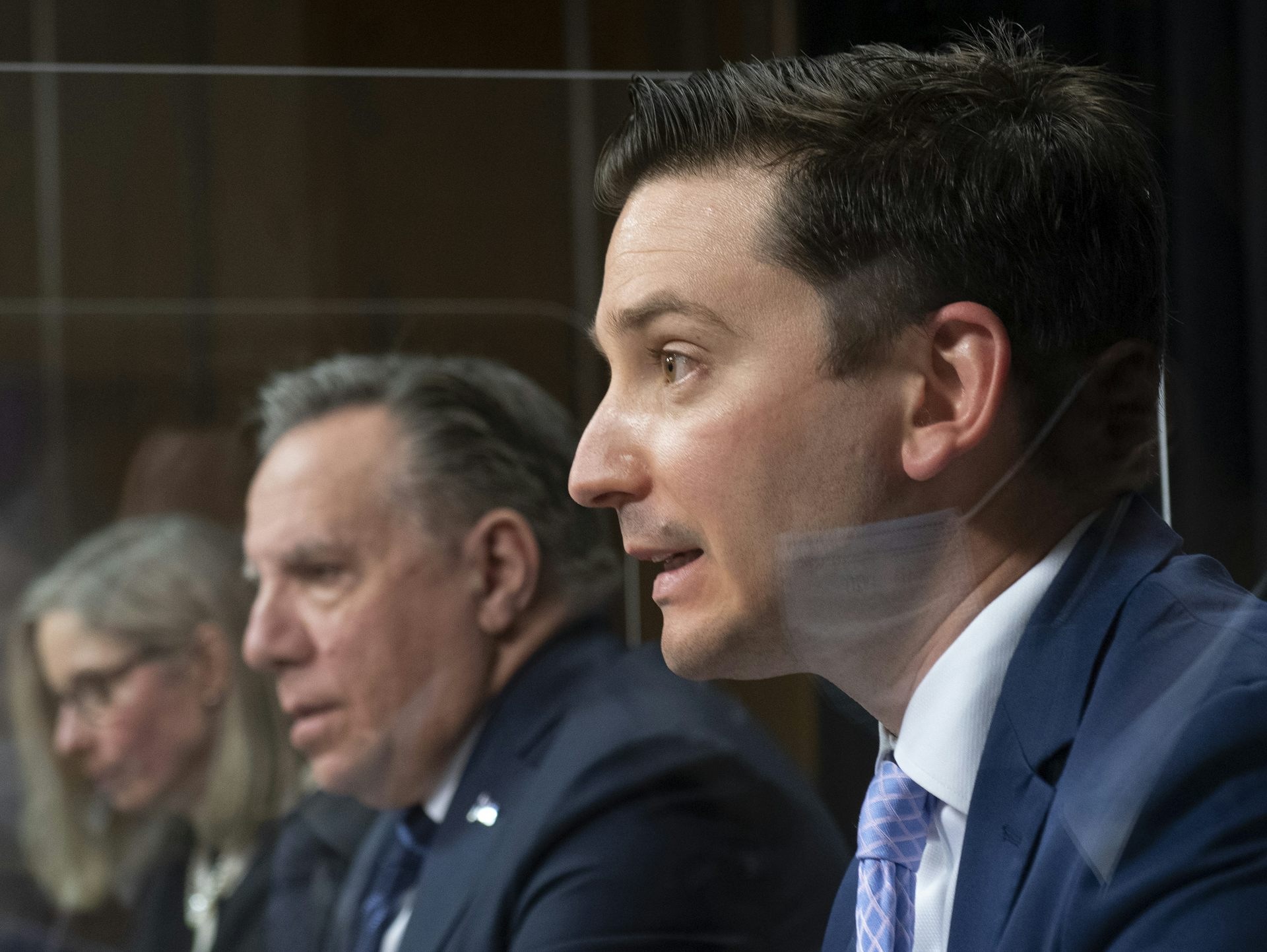 Simon Jolin-Barrette en train de parler, en compagnie de François Legault