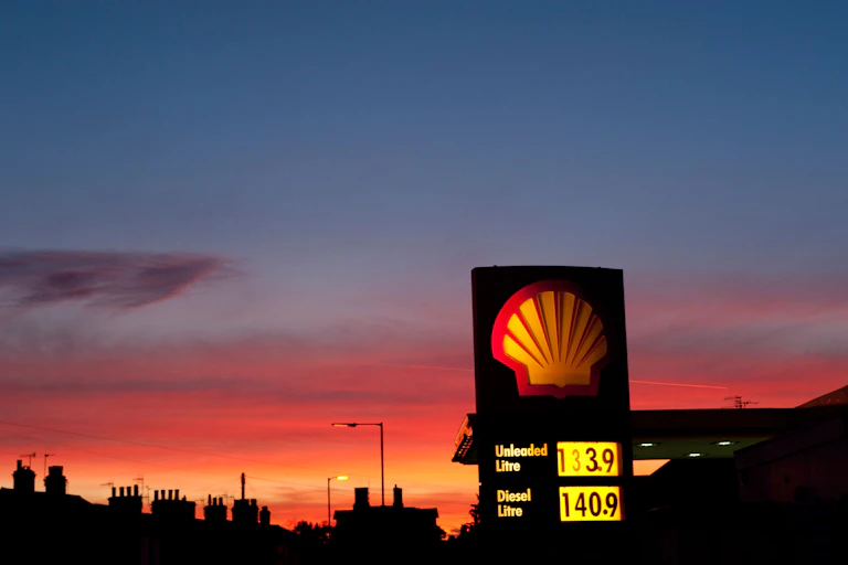 Pom bensin Shell saat senja.