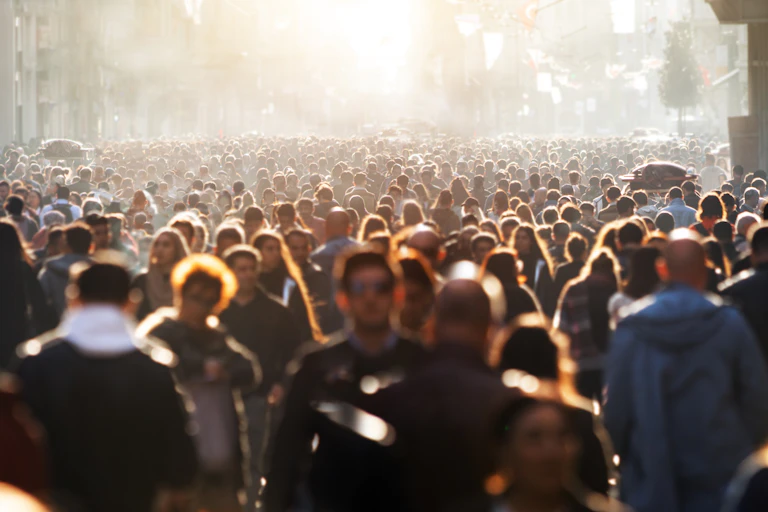 Une foule anonyme se déplaçant dans la rue.