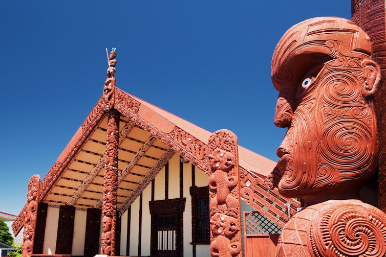 Marae meeting house and carving
