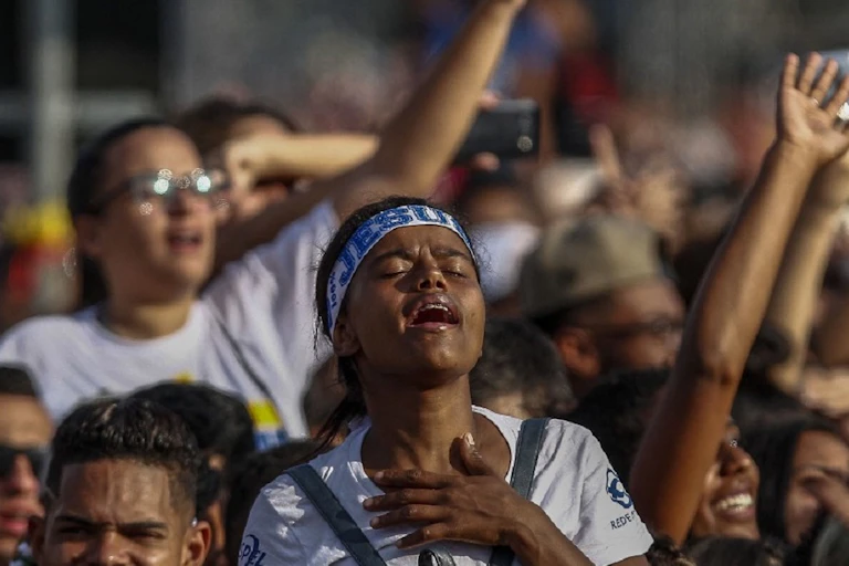 Une femme participe à un rallye de congrégations évangéliques, la "Marche pour Jésus", à Sao Paulo, le 20 juin 2019.