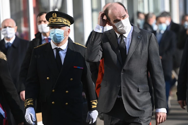 Jean Castex et le préfet de la Nièvre, Daniel Barnier, lors de la présentation d'un plan d'investissement dans le système de santé, à Cosne-Cours-sur-Loire le 9 mars 2021.
