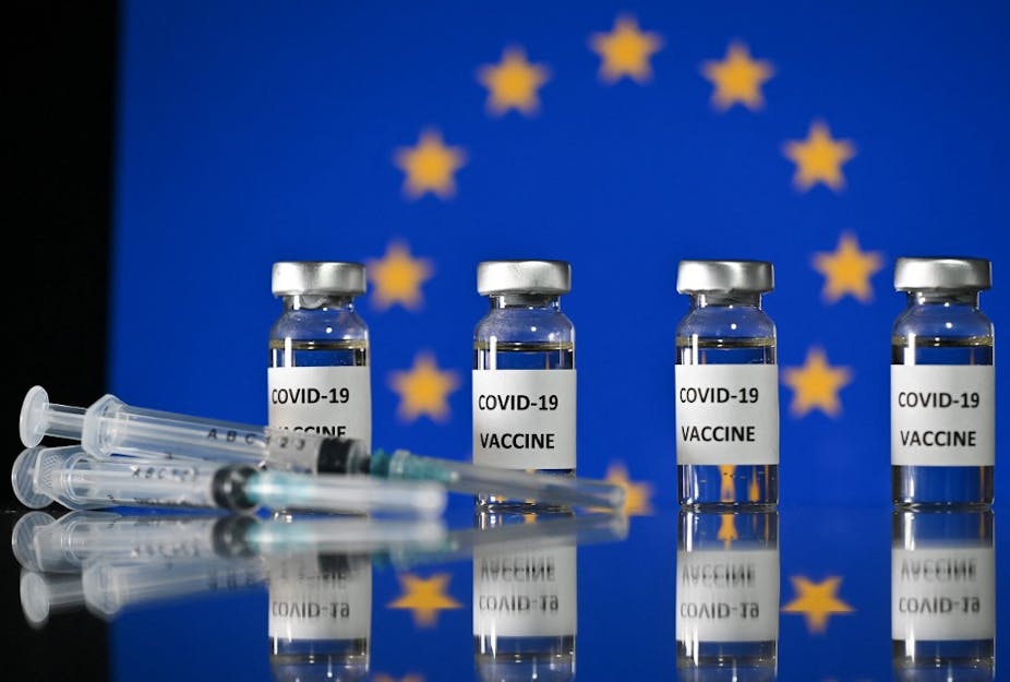 Vaccins anti-Covid sur fond de drapeau européen