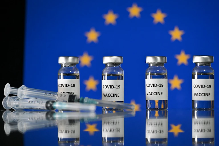 Vaccins anti-Covid sur fond de drapeau européen