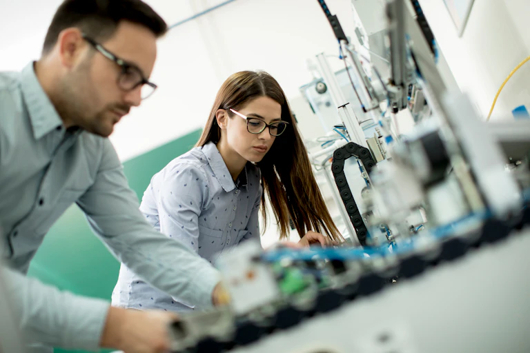 Una pareja de jóvenes investigadores en un laboratorio.