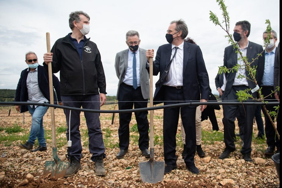 Le président sortant de la région Provence-Alpes-Côte d'Azur Renaud Muselier, tête de liste LR, inaugure un champ d'amandiers avec l'ancien ministre de l'économie Arnaud Montebourg, à Serignan-du-Comtat, en mai dernier.