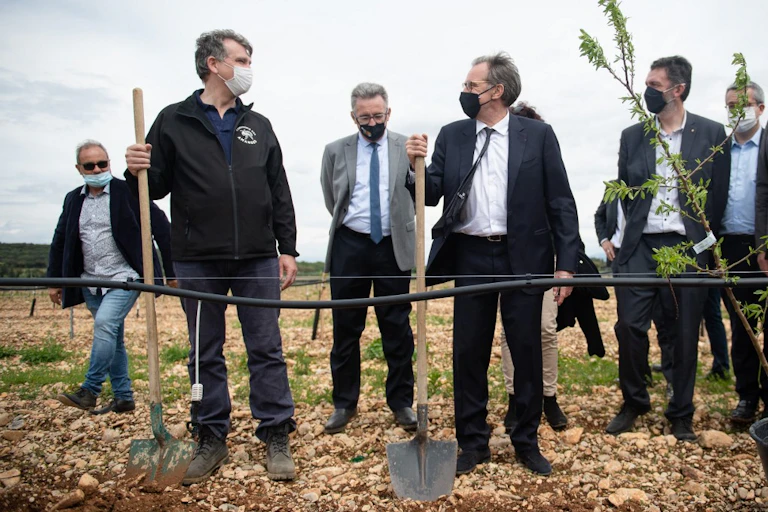 Le président sortant de la région Provence-Alpes-Côte d'Azur Renaud Muselier, tête de liste LR, inaugure un champ d'amandiers avec l'ancien ministre de l'économie Arnaud Montebourg, à Serignan-du-Comtat, en mai dernier.