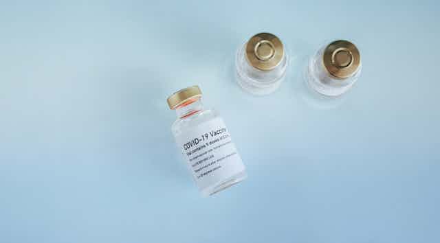 Tres viales de vacuna covid-19