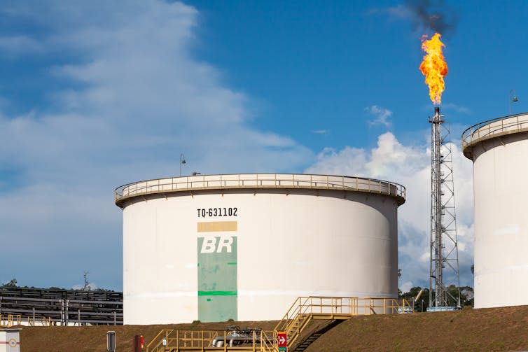 Tanques de gas y torre de antorcha propiedad de Petrobas en Brasil.