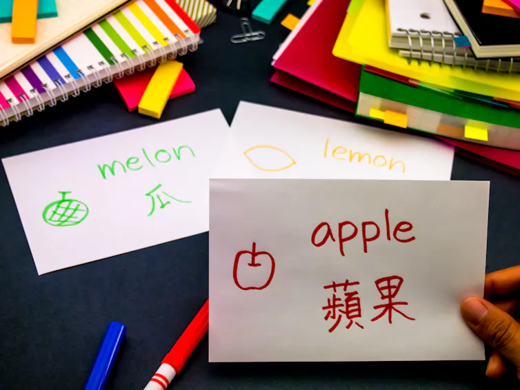 Flashcards with the words for ‘apple’, ‘melon’ and ‘lemon’ in English and Mandarin
