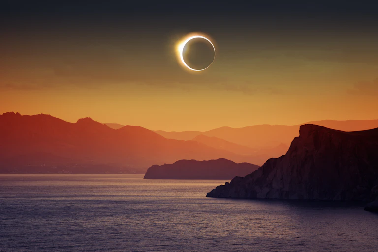 Une éclipse solaire au dessus de l'eau.