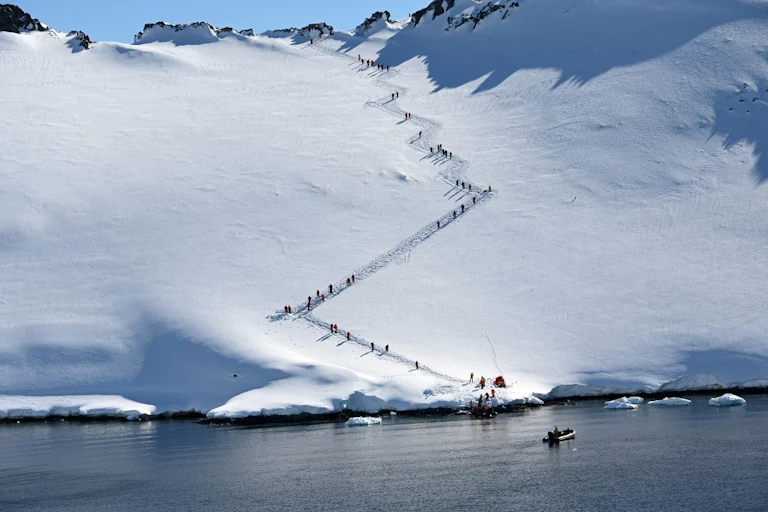 Des touristes visitent Orne Harbur dans les îles Shetland du Sud, en Antarctique, le 8 novembre 2019.