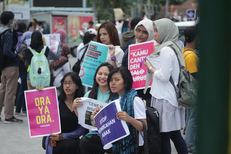 Beberapa perempuan muda turun ke jalan saat Women`s March tahun 2018 di Yogyakarta.