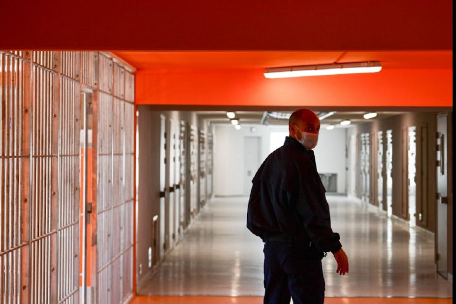 Un gardien se tient devant les couloirs de la nouvelle prison de Lutterbach.