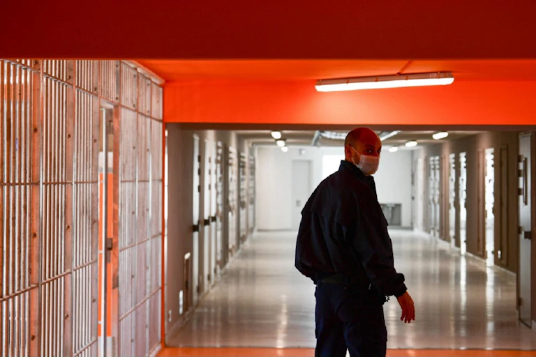 Un gardien se tient devant les couloirs de la nouvelle prison de Lutterbach.