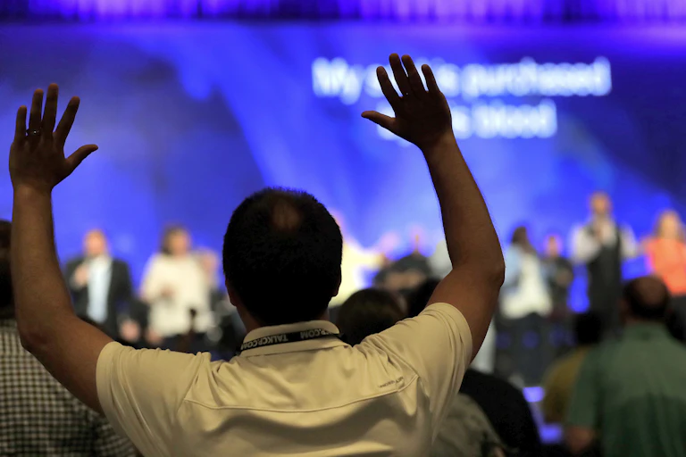 People worshiping during the Southern Baptist Convention annual meeting in 2007.