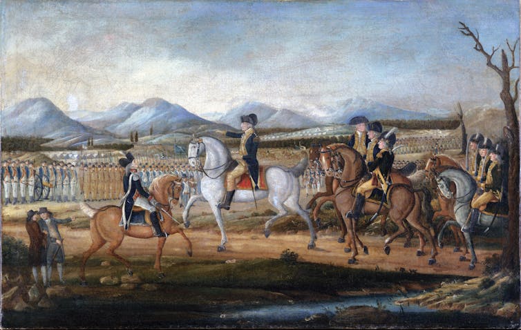 Hombres a caballo revisan columnas de tropas