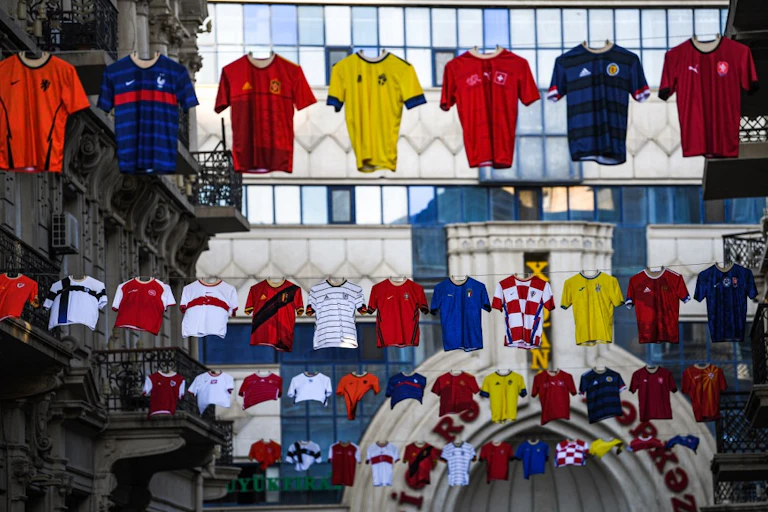 Maillots de football dans une rue de Bakou