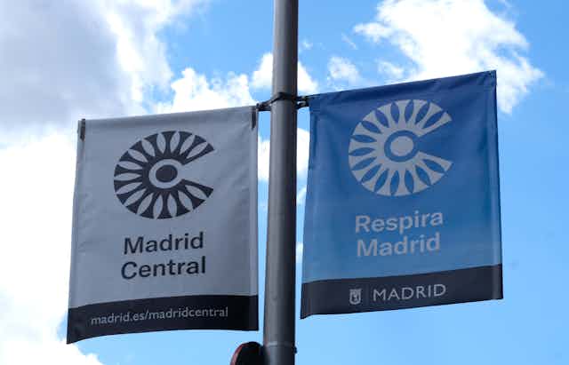 Banderolas con la señalización de Madrid Central.